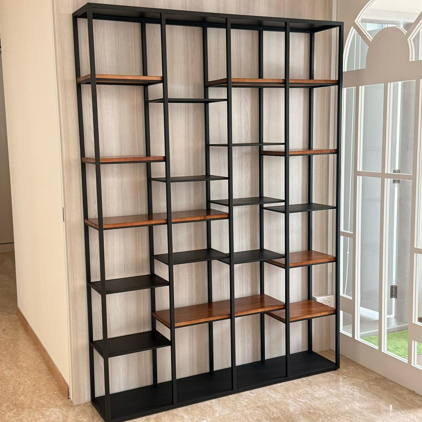 Tủ trưng bày kết hợp khung sắt Ngọc Thịnh